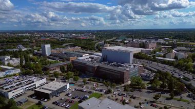 Berlin 'deki Procter ve Gamble Gillette fabrikasının hava görüntüsü bulutlu bir gökyüzü altında kozmetik ürünleri üretiyor. İHA alçalıyor 