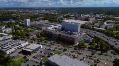 Berlin 'deki Procter ve Gamble Gillette fabrikasının hava görüntüsü bulutlu bir gökyüzü altında kozmetik ürünleri üretiyor. Yukarıdan drone atışı 