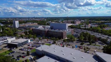 Berlin 'deki Procter ve Gamble Gillette fabrikasının hava görüntüsü bulutlu bir gökyüzü altında kozmetik ürünleri üretiyor. İHA 'yı çek 