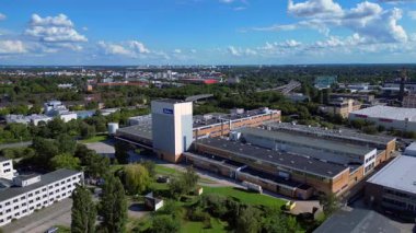 Berlin 'deki Bahlsen kurabiye fabrikasının hava manzarası, sanayi manzarası ve şehir manzarası. Ters İHA uçuşu 