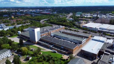 Berlin 'deki Bahlsen kurabiye fabrikasının hava manzarası, sanayi manzarası ve şehir manzarası. panorama genel görünüm dronu 
