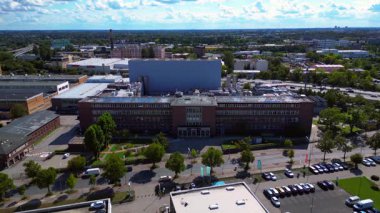 Berlin 'deki Procter ve Gamble Gillette fabrikasının hava görüntüsü bulutlu bir gökyüzü altında kozmetik ürünleri üretiyor. panorama genel görünüm dronu 