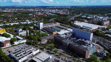 Berlin 'deki Procter ve Gamble Gillette fabrikasının hava görüntüsü bulutlu bir gökyüzü altında kozmetik ürünleri üretiyor. İHA alçalıyor 