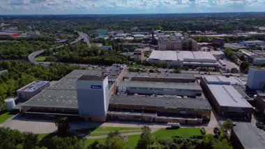 Berlin 'deki Bahlsen kurabiye fabrikasının hava manzarası, sanayi manzarası ve şehir manzarası. Drone görüntülerini daire içine al 