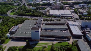 Berlin 'deki Bahlsen kurabiye fabrikasının hava manzarası, sanayi manzarası ve şehir manzarası. Yukarıdan drone atışı 