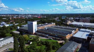 Berlin 'deki Bahlsen kurabiye fabrikasının hava manzarası, sanayi manzarası ve şehir manzarası. geniş yörünge görünümü dronu 