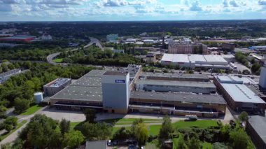 Berlin 'deki Bahlsen kurabiye fabrikasının hava manzarası, sanayi manzarası ve şehir manzarası. panorama yörünge dronu 
