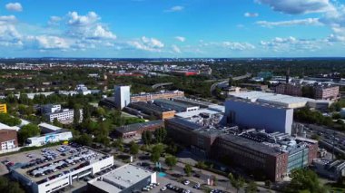 Fabrikaları, otoyolları ve güneşli gökyüzünün altındaki ağaçları olan Berlins sanayi bölgesinin havadan görünüşü. Hız rampası hiper hareket zaman aşımı sineği ileri it 