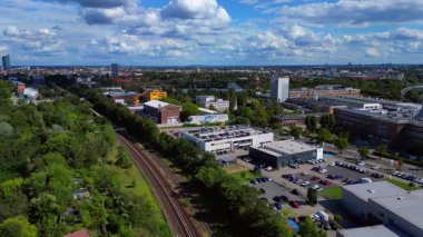 Fabrikaları, otoyolları ve güneşli gökyüzünün altındaki ağaçları olan Berlins sanayi bölgesinin havadan görünüşü. Yukarıdan aşağıya doğru uçur 