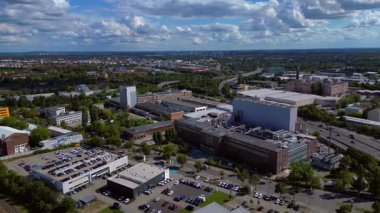 Fabrikaları, otoyolları ve güneşli gökyüzünün altındaki ağaçları olan Berlins sanayi bölgesinin havadan görünüşü. rotasyon tavası sol drona 