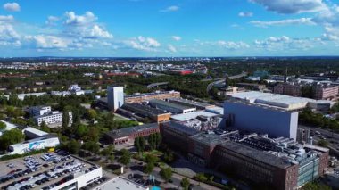 Fabrikaları, otoyolları ve güneşli gökyüzünün altındaki ağaçları olan Berlins sanayi bölgesinin havadan görünüşü. Uçarken üstten uçmak İHA 'yı ileri itmek 