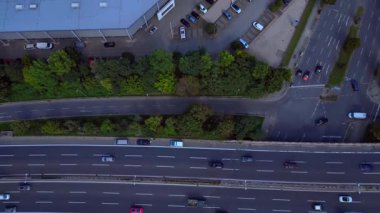 Güneşli bir günde trafiğin aktığı Berlin 'de sanayi bölgesinden geçen bir otoyolun hava görüntüsü. Drone 'u yukarı eğ 