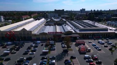 Berlin nalbur dükkanının arka planında otopark ve şehir binaları olan havadan görüntüsü. Ters İHA uçuşu 