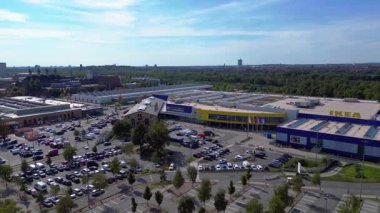 Berlin nalbur dükkanının arka planında otopark ve şehir binaları olan havadan görüntüsü. panorama genel görünüm dronu 