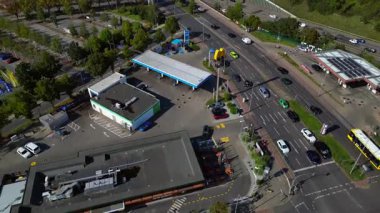 Fast food restoranının hava manzarası, Berlin 'deki benzin istasyonu alışveriş merkezi. panorama yörünge dronu 