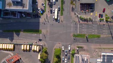 Kalabalık bir Berlin kavşağında yol işaretleri olan arabaların hava görüntüsü. Hız rampası hiper hareket zaman aşımı alçalan dikey kuş bakışı dron 