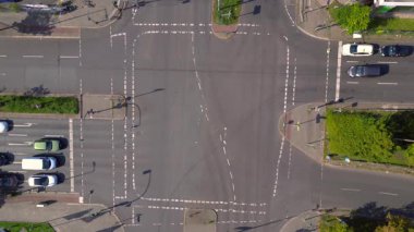 Kalabalık bir Berlin kavşağında yol işaretleri olan arabaların hava görüntüsü. İHA kamerası aşağıya bakıyor 