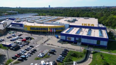 IKEA Berlin 'in kalabalık otoparkı ve kentsel binaları geniş görüş alanında. Yukarıdan drone atışı 