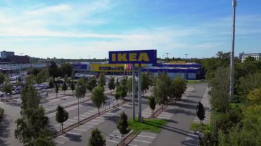 Berlin 'deki IKEA mağazasında açık bir günde büyük bir tabela ve boş bir park yeri var. Hız rampası hiper hareket zaman aşımı üst uçuş insansız hava aracı 