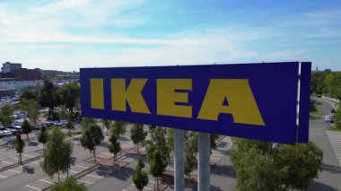 Berlin 'deki IKEA mağazasında açık bir günde büyük bir tabela ve boş bir park yeri var. statik üç ayaklı insansız hava aracı 