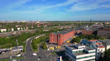 Berlin 'deki DHL kamyonlarının ve McFit spor salonunun hava manzarası yollarla çevrili. Yukarıdan aşağıya doğru uçur 