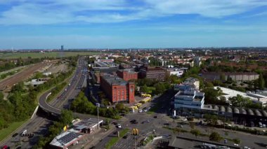 Berlin 'deki DHL kamyonlarının ve McFit spor salonunun hava manzarası yollarla çevrili. panorama genel görünüm dronu 