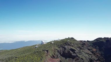 La Palma, Kanarya Adaları 'ndaki Roque de los Muchachos Astrofizik Gözlemevi 4k drone görüntüsü. Güneşli bir günde bulutların üzerinde