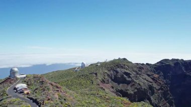 La Palma, Kanarya Adaları 'ndaki Roque de los Muchachos Astrofizik Gözlemevi 4k drone görüntüsü. Güneşli bir günde bulutların üzerinde
