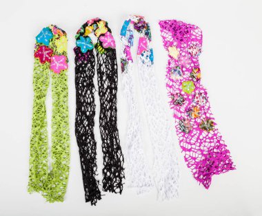 eşarp tarafsız bir arka plan üzerine farklı renk kümesi