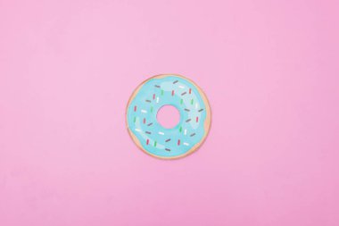 Bir örnek bir donut pembe bir arka plan üzerinde fotoğrafı