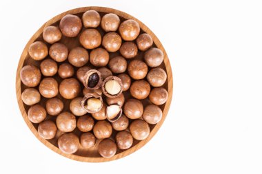 Macadamia fıstığı veya beyaz zemin üzerine Avustralya ceviz