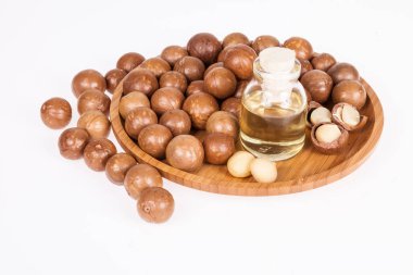 Macadamia fındık yağı veya beyaz zemin üzerine Avustralya ceviz