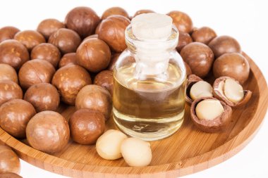 Macadamia fındık yağı veya beyaz zemin üzerine Avustralya ceviz