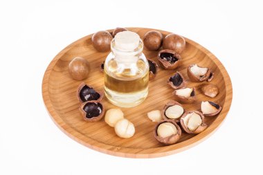 Macadamia fındık yağı veya beyaz zemin üzerine Avustralya ceviz