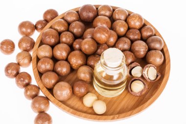 Macadamia fındık yağı veya beyaz zemin üzerine Avustralya ceviz