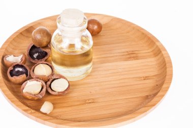 Macadamia fındık yağı veya beyaz zemin üzerine Avustralya ceviz