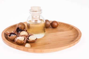 Macadamia fındık yağı veya beyaz zemin üzerine Avustralya ceviz