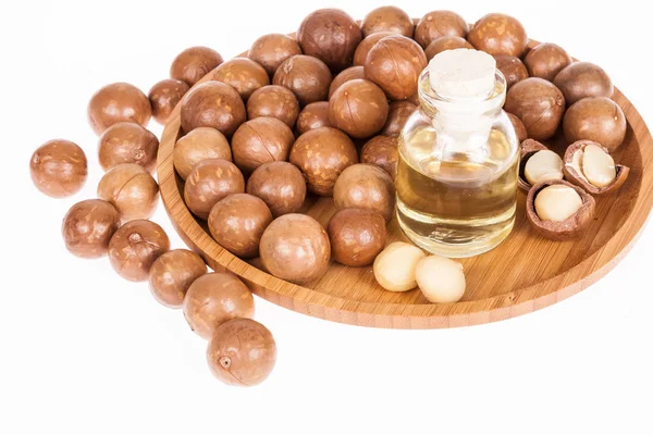 Macadamia fındık yağı veya beyaz zemin üzerine Avustralya ceviz