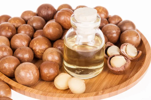 Macadamia fındık yağı veya beyaz zemin üzerine Avustralya ceviz