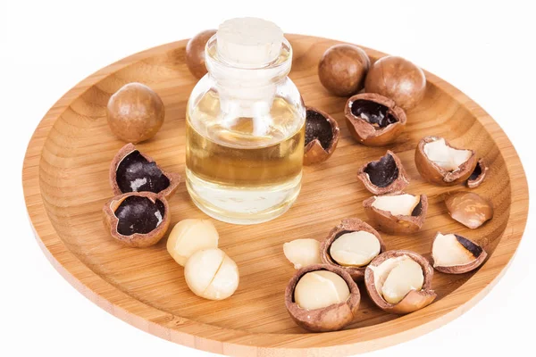 Macadamia fındık yağı veya beyaz zemin üzerine Avustralya ceviz