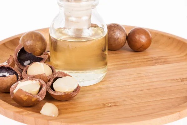 Macadamia fındık yağı veya beyaz zemin üzerine Avustralya ceviz