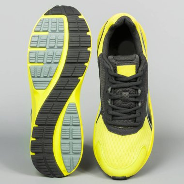 Tenis spor ayakkabıları tarafsız bir arka plan üzerinde