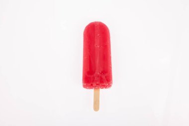 Beyaz zemin üzerine lezzetli ve serinletici popsicles