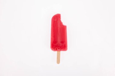 Beyaz zemin üzerine lezzetli ve serinletici popsicles