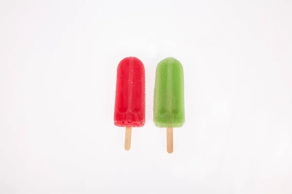 Deux Popsicles Savoureuses Rafraîchissantes Sur Fond Blanc — Photo