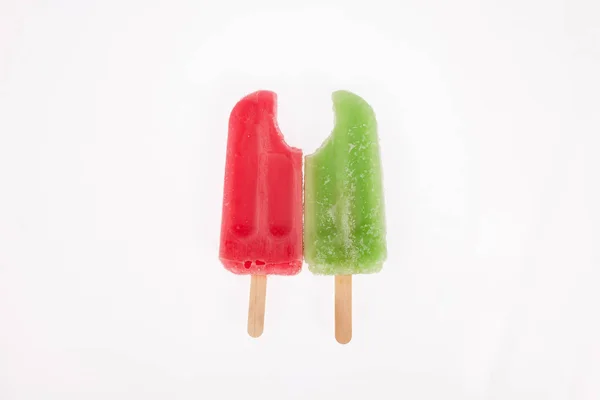 Två Välsmakande Och Uppfriskande Popsicles Vit Bakgrund — Stockfoto