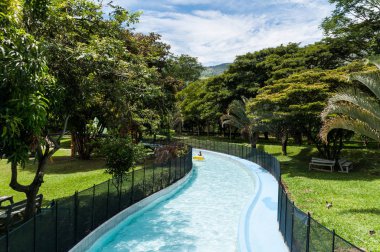 Su Parkı, güneşli bir günde tembel nehir olarak bilinen havuz alanı