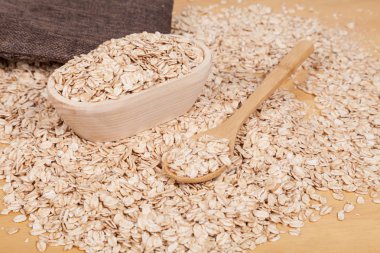 ahşap arka plan üzerinde yulaf gevreği