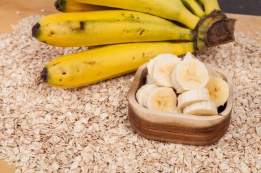 sağlıklı kombinasyonu yulaf gevreği ahşap arka plan üzerinde muz ile