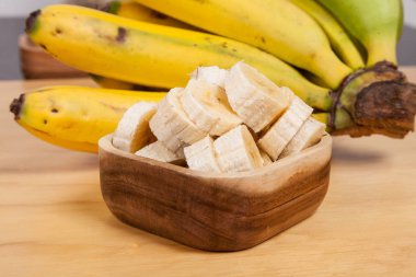 doğranmış muz ahşap kase Olgun